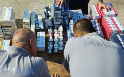 Huszonötezer szál cigarettát rejtett el a furgon tetőlemeze alá (Fotók)