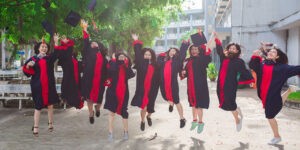 Diplomaosztás utáni öröm (Illusztráció: Pixabay)