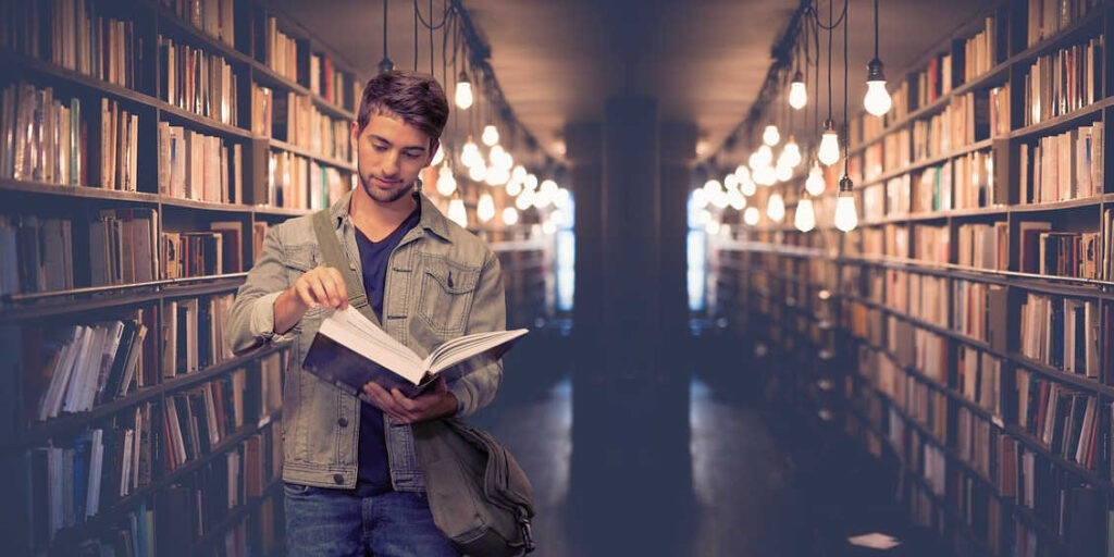 Egyetemi könyvtárban (Fotó: Pixabay)