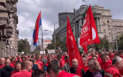 Az alacsony fizetések miatt a kormány elé mentek tüntetni a mentős sofőrök