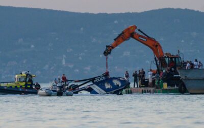 Fotókon, ahogy kiemelik a csütörtökön Balatonba zuhant rendőrségi helikoptert