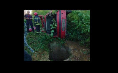Felborult az autó, a sofőr a kútba esett