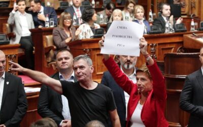 Káosz és tiltakozás közben húsz pontot fogadtak el a parlamentben