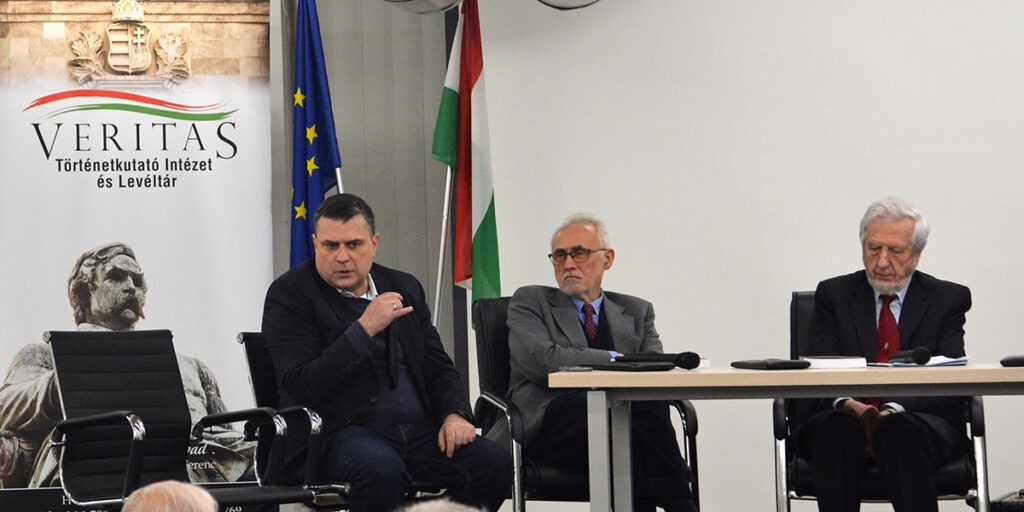 Dévavári Zoltán, a Veritas Intézet tudományos főmunkatársa (b) a Kísérlet a trianoni trauma orvoslására könyvbemutatóval egybekötött kerekasztal-beszélgetésen Budapesten, 2024. január 12-én (Fotó: Szappanos Veronika/SZMSZ)