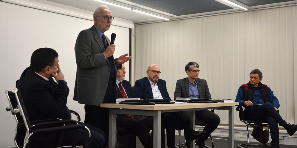 Romsics Ignác történész, az MTA rendes tagja mutatja be Jeszenszky Géza könyvét a Veritas Intézet kerekasztal-beszélgetésén 2024. január 12-én (Fotó: Szappanos Veronika/SZMSZ)