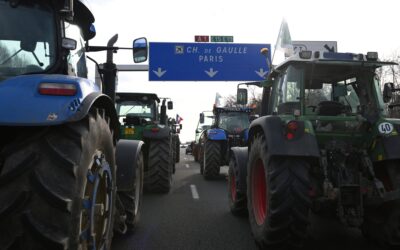 Franciaországban tiltakozó gazdák zárták le a Párizsba és más nagyvárosokba bevezető utakat