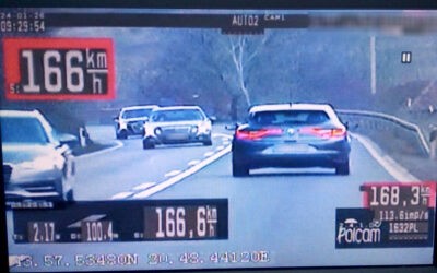 A megengedett sebesség kétszeresével vezetett a Renault sofőrje