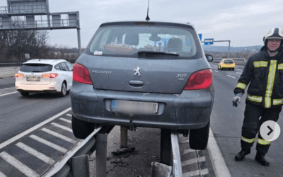 Egy szerb rendszámú Peugeot „parkolt le” a szalagkorláton Budapesten az M0-s autóúton (Fotók)