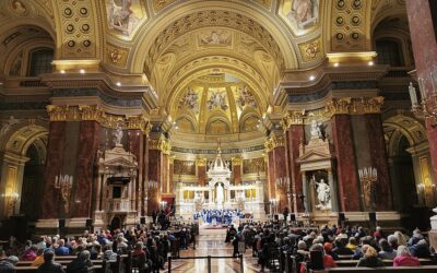 Meztelen férfi mászott fel az oltárra a Szent István Bazilikában