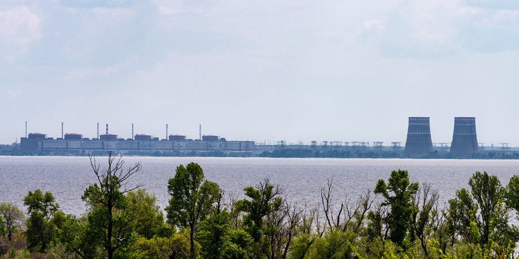 A zaporizzsjai atomerőmű 2023 májusában. Európa legnagyobb atomerőműve 2022 márciusában került orosz kézre, de a folyó másik oldalán ukrán erők állomásoznak. (Fotó: Lev Radin/Shutterstock)