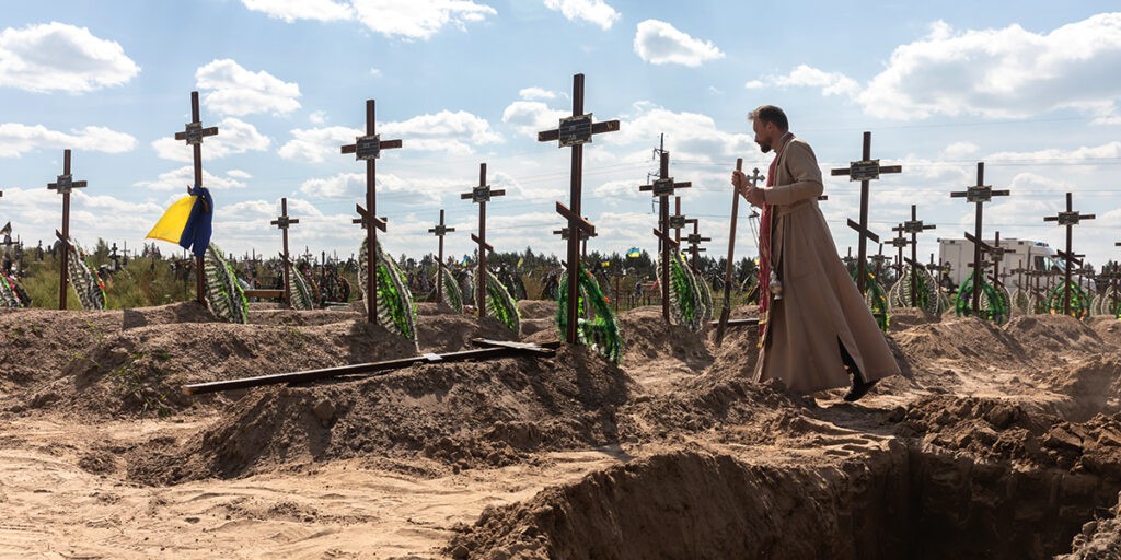 Hónapokkal a bucsai mészárlás után mág mindig nem temethettek el minden áldozatot. (Fotó: Shutterstock)