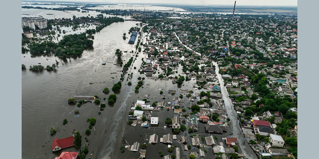Herszon elárasztott területei. A kahovkai gát felrobbantása óriási károkat okozott. Az áradások a zaporizzsjai atomerőműre nézve is veszélyt jelentettek. (Fotó: Shutterstock)