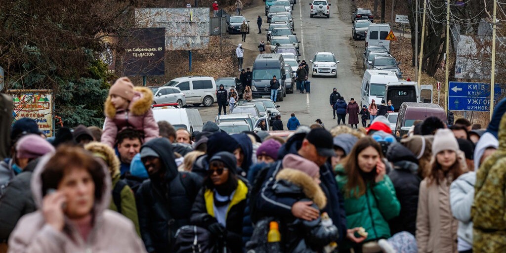 Az első menekültek érkeznek a határhoz Ungvárnál, 2022. február 26-án (Fotó: Nemes János/Shutterstock)