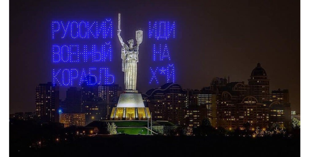 Az ukrajnai Anyaföld emlékmű köré varázsolt felirat az orosz hadihajót küldi a pokolba. A kép manipuláció