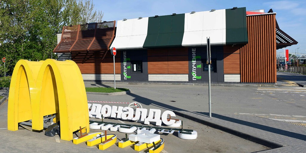 A szankciók miatt bezárt McDonalds gyorsétterem Moszkva mellett 2022 máhusában (Fotó: Shutterstock)