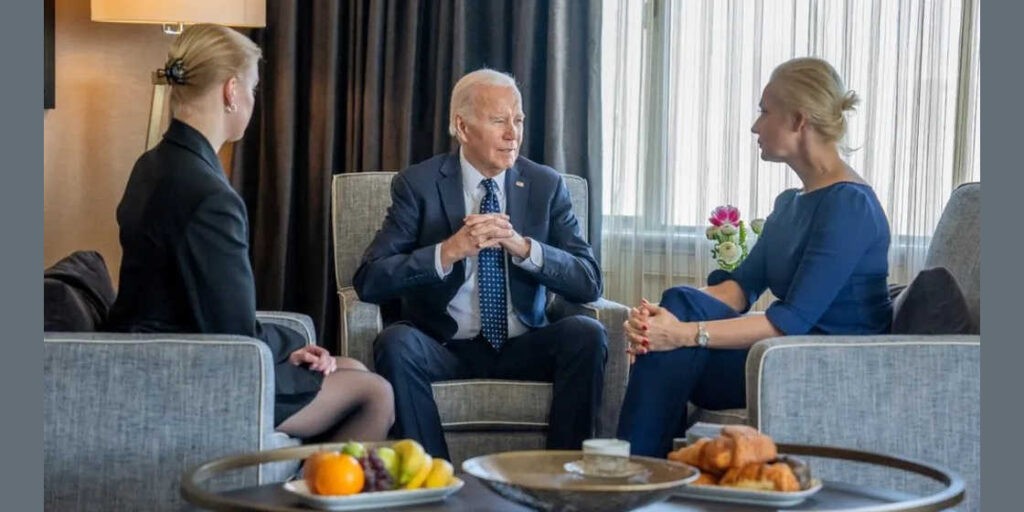 Joe Biden amerikai elnök San Franciscóban beszélgetett Dása és Julija Navalnajával, a meggyilkolt Alekszej Navalnij lányával (b) és özvegyével. 2024. február 22. (Fehér Ház fotószolgálat)