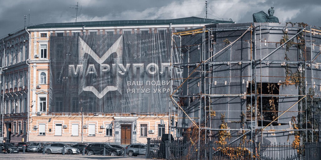 A földig rombolt Mariupolra emlékeztető felirat Kiiv központjában. 2023. december (Fotó: Hanna Bohdan/iStock)