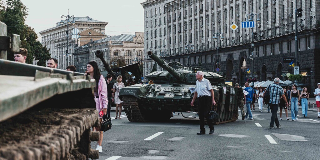 Megrongálódott orosz harci járművekből nyílt kiállítás Kiiv belvárosában, 2022 augusztusában (Fotó: Shutterstock)
