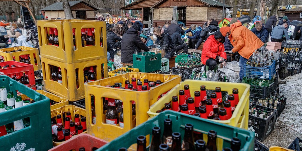 A megszálló nem számolt az ukránok elszántságával. Helyi lakosok készítenek Molotov-koktélokat Ungváron. 2023. debruár 28. (Fotó: Nemes János/Shutterstock)