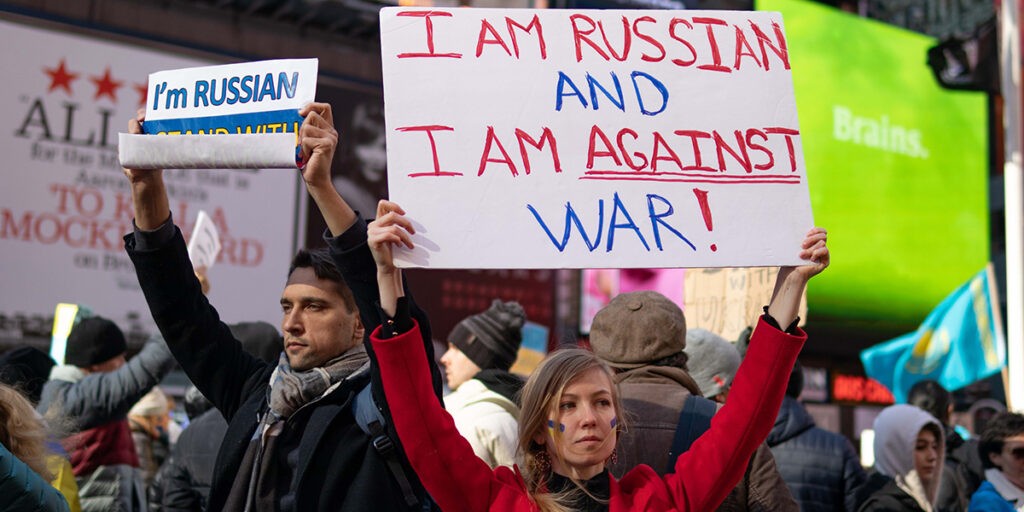 „Orosz vagyok és a háború ellen vagyok!" Tüntetés New Yorkban, 2023. február 27. (Fotó: James Andrews/Shutterstock)