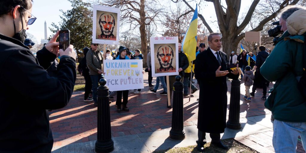 Tüntetés a Fehér Ház előtt, Washington, 2023. február 27. A PUTLER kifejezés Putyinés Hitler hasonlóságára utal. (Fotó: Kim Lilac/Shutterstock)