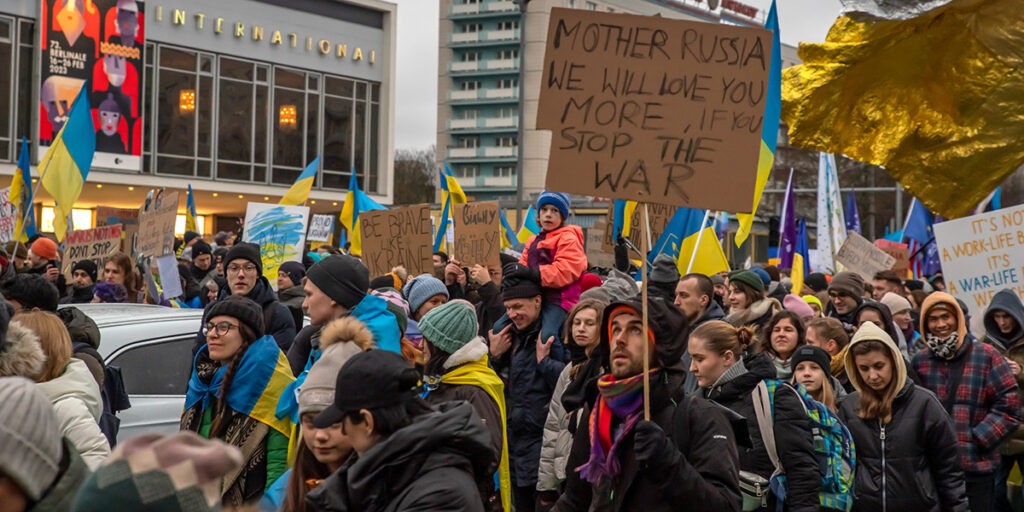 Ukrán menekültek tüntetnek Berlinben a háború első évfordulóján (Fotó: Oksana Belikova/Shutterstock)