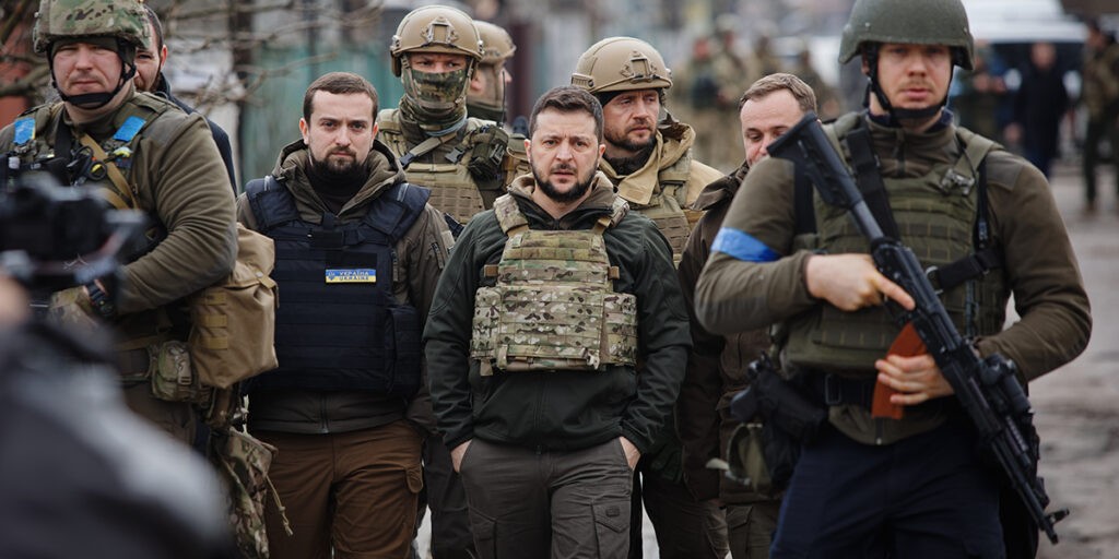 Zelenszkij elnök Bucsába látogat a város felszabadítása után, ahol az egyik legnagyobb szörnyűséget követték el az orosz megszállók. 2022. április 4. (Fotó: Shutterstock)