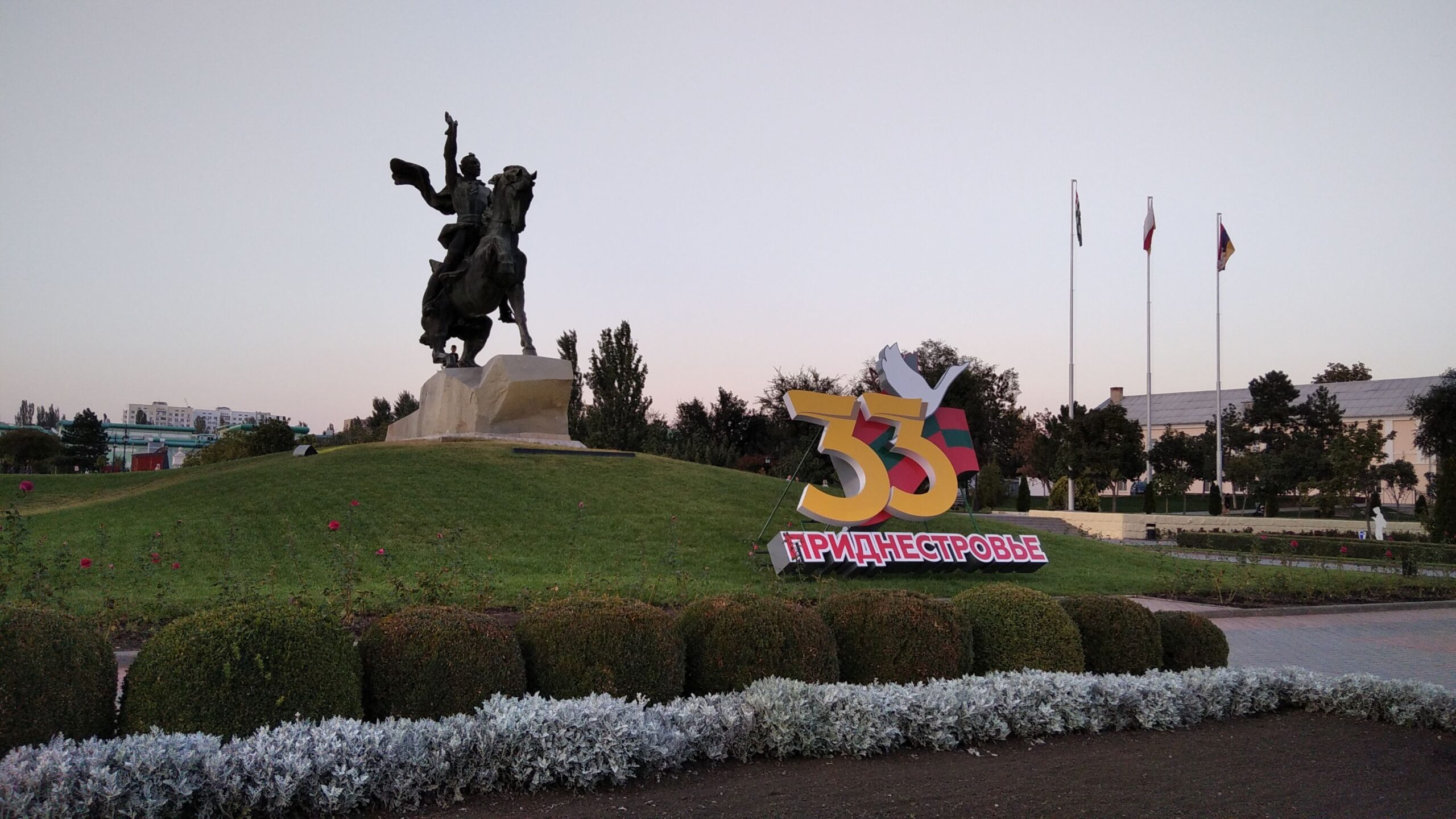 A főtér Transznisztia fennállásának 33. évére emlékeztet, a háttérben a területet elismerő három entitás zászlajával
