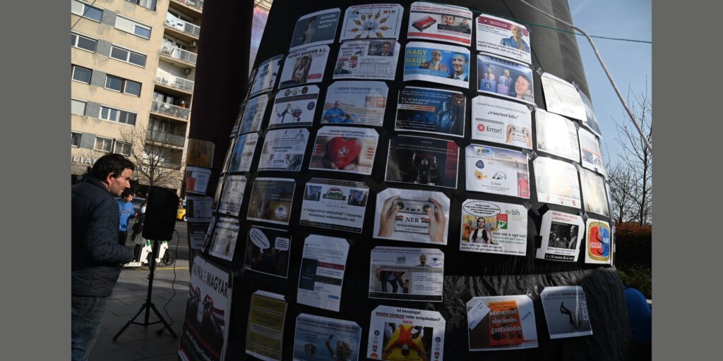 Magyar tacepaók a kaszás talapzatán (Fotó: Szappanos Veronika/SZMSZ)