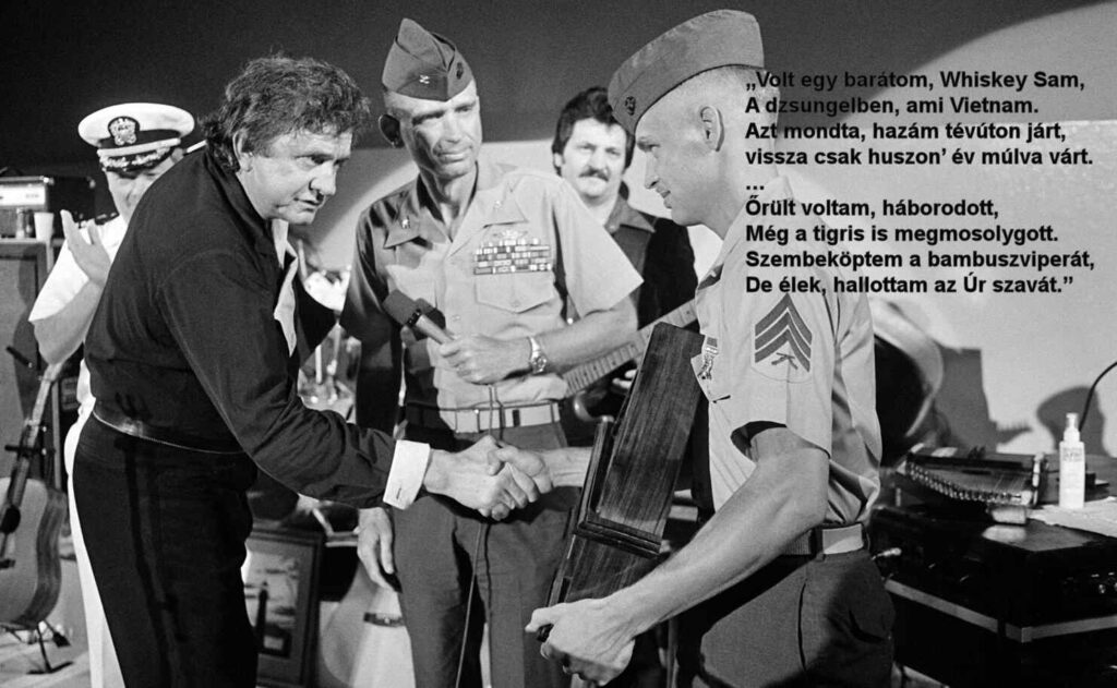 A háborúellenes Johnny Cash katonák között, akikkel becsülték egymást. Drive On c. dala a vietnami dzsungelt megjáró veteránokról szól – de akár a mának is szólhat, és nemcsak Amerikának (Fotó: PH1 Gary Rice/US Navy/Wikimedia)