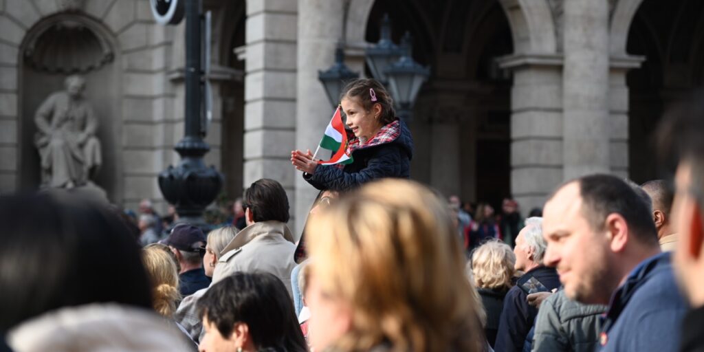 Magyar Péternek tapsolt egy „zászlóbontó"kislány a tömeg felett (Fotó: Szappanos Veronika/SZMSZ)