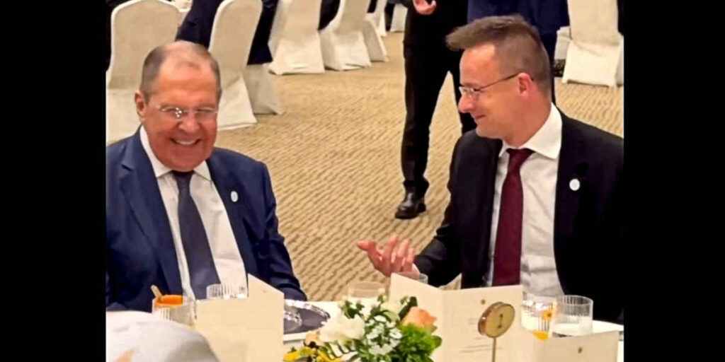 Szergej Lavrov orosz külügyminiszter (b) magyar kollégájával és kitüntetettjével röhécsel az Antalyai Diplomáciai Fórum vacsoráján. Törökország, 2024. március 1. (Videókocka Szijjártó Facebook-oldaláról)