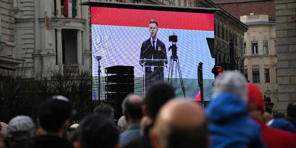 Magyar Péter beszél a zászlóbontásról (Fotó: Szappanos Veronika/SZMSZ)