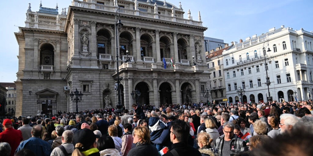 Az Operánál nagy tömeg volt kíváncsi Magyar Péterre (Fotó: Szappanos Veronika/SZMSZ)