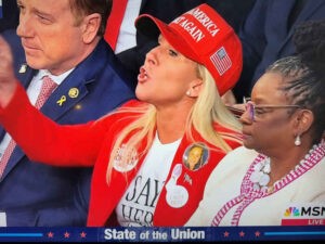 A Biden elnöknek Trump-miciben többször is bekiabáló georgiai képviselőnő, Marjorie Taylor Greene a 2024-es Unió-beszéd alatt (Képernyőmásolat)