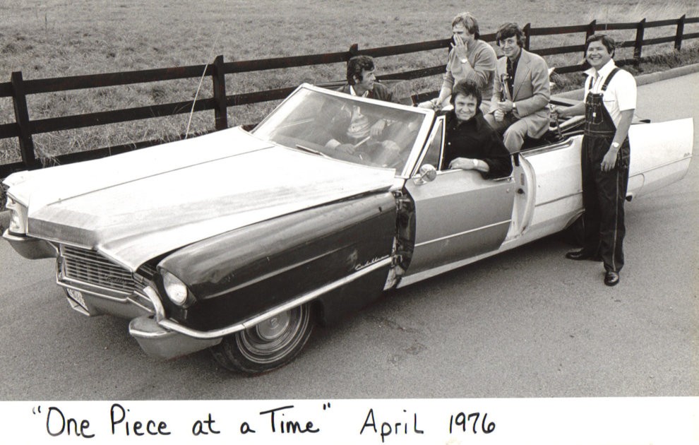 A feketébe öltözött Cash híres "Darabról darabra" Cadillac-jének volánjánál. A jobbszélen Bruce Fitzpatrick (Fotó: Abernathy Auto Parts/Wikipedia/CC BY-SA 2.5)