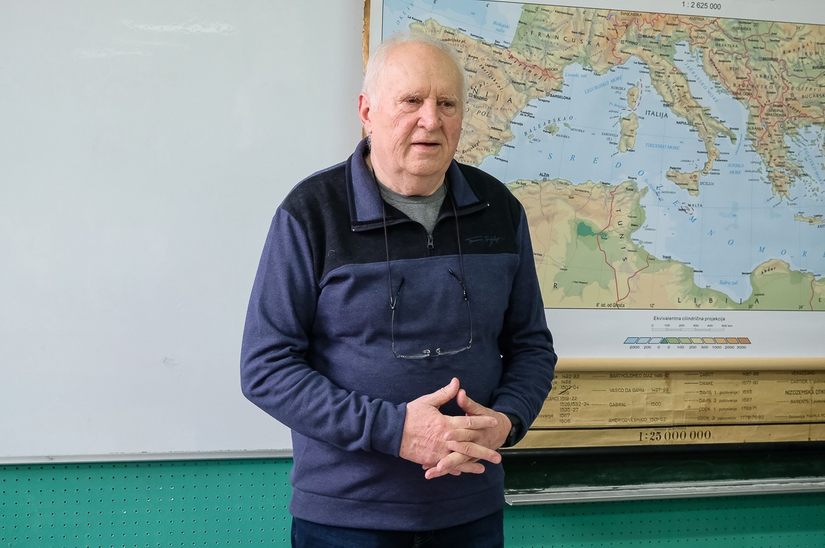 Ábel István rejtvénykészítő ismertette a szabályokat (Fotó: Révész Róbert/SZMSZ)