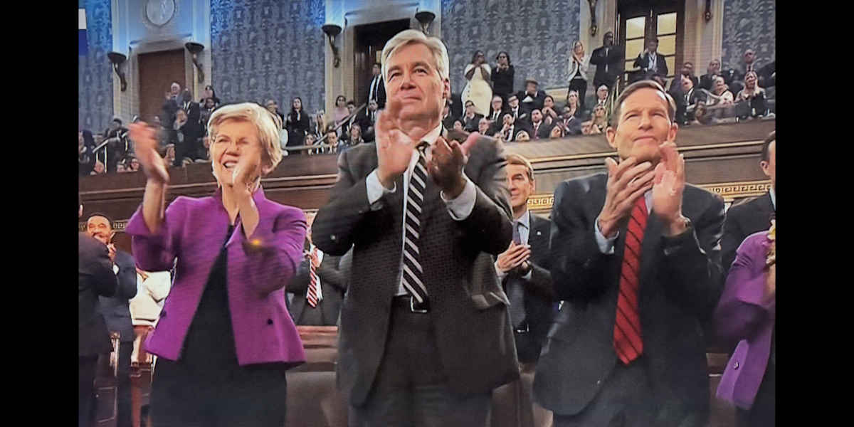 Elizabeth Warren (Massachusetts), Sheldon Whitehouse (Rhode Island) és Chris Murphy (Connecticut) demokrata szenátorok az elnöknek tapsolnak a 2024-es Unió-beszéd alatt. (Képernyőmásolat)