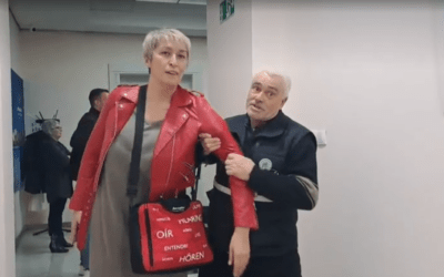 Kidobták az újságírónőt Az eset Inđiján történt