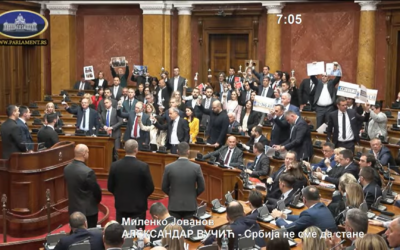 Akcióban a biztonsági őrök a szerb parlamentben