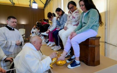 Ferenc pápa tizenkét női rabnak mosta meg a lábát