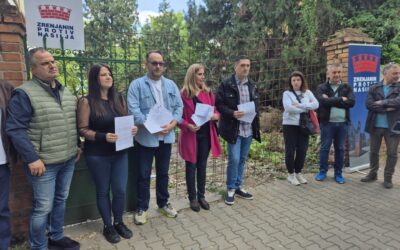 A másfél tucat fantomszavazónak „otthont adó” nagybecskereki ház előtt tüntetett az ellenzék