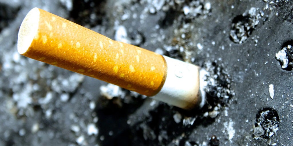 A cigarettacsikkből nemcsak cellulóz-acetát kerül a környezetbe, hanem nikotin, kátrány és más káros anyagok is (Fotó: Pixabay)