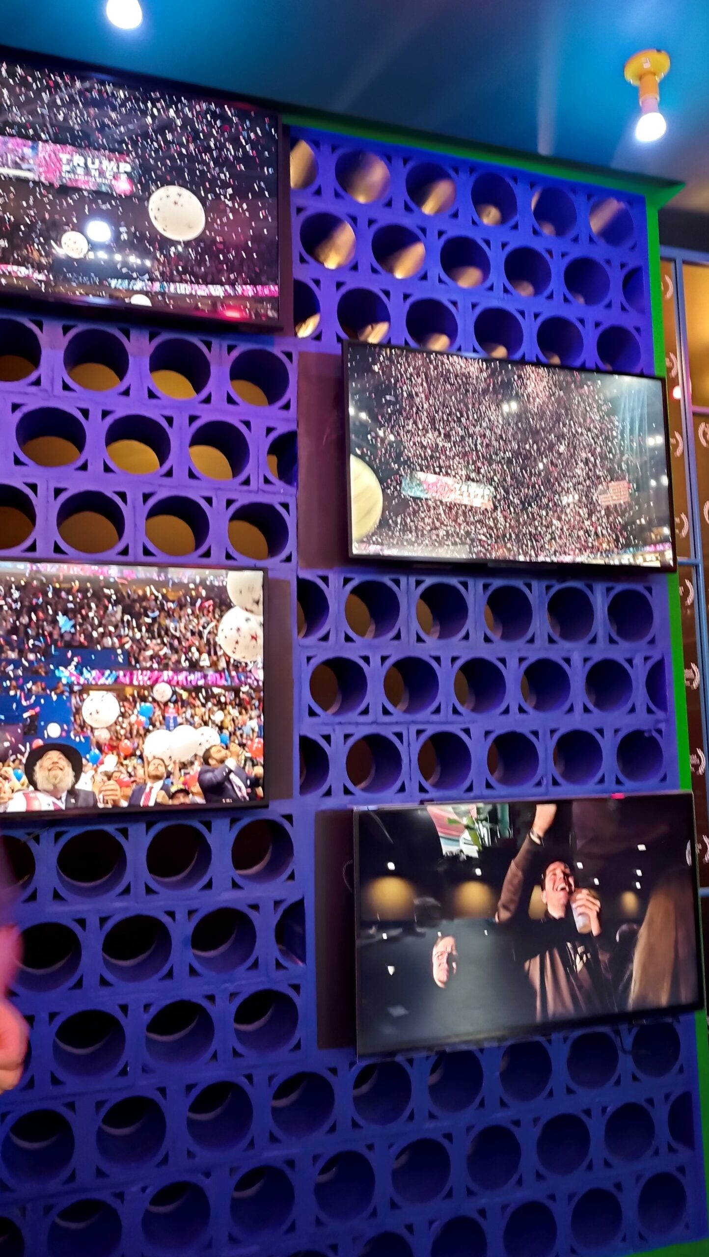 Minden képernyőn más kép látható