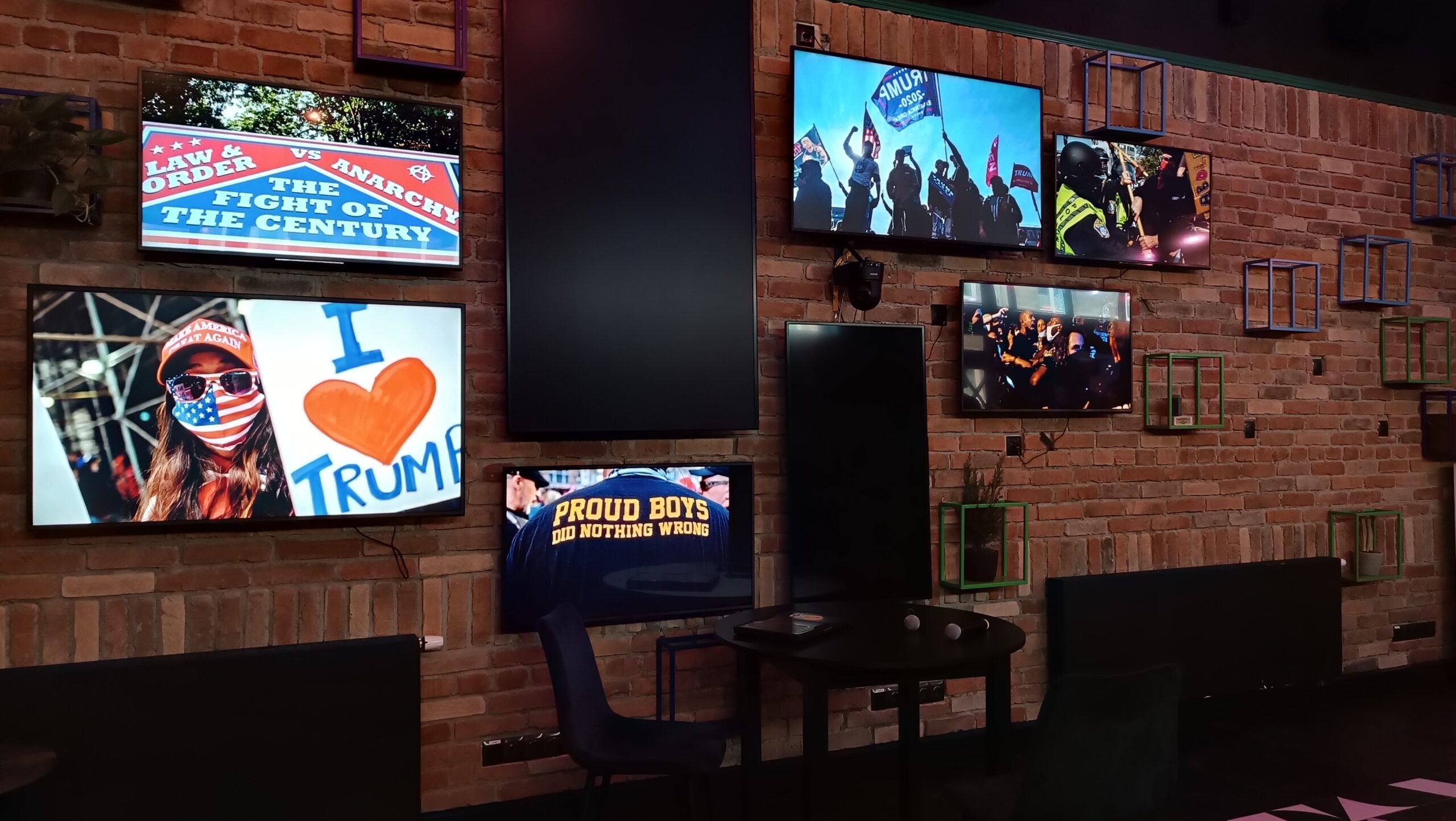 Ron Haviv show Varsóban