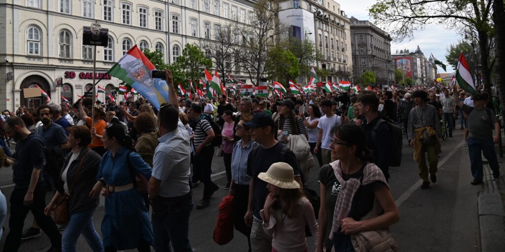 Magyar zászlók mindenfelé: Magyar Péter áprillis 6-ikai tüntetésére vonulnak a résztvevők (Fotó: Szappanos Veronika/SZMSZ)