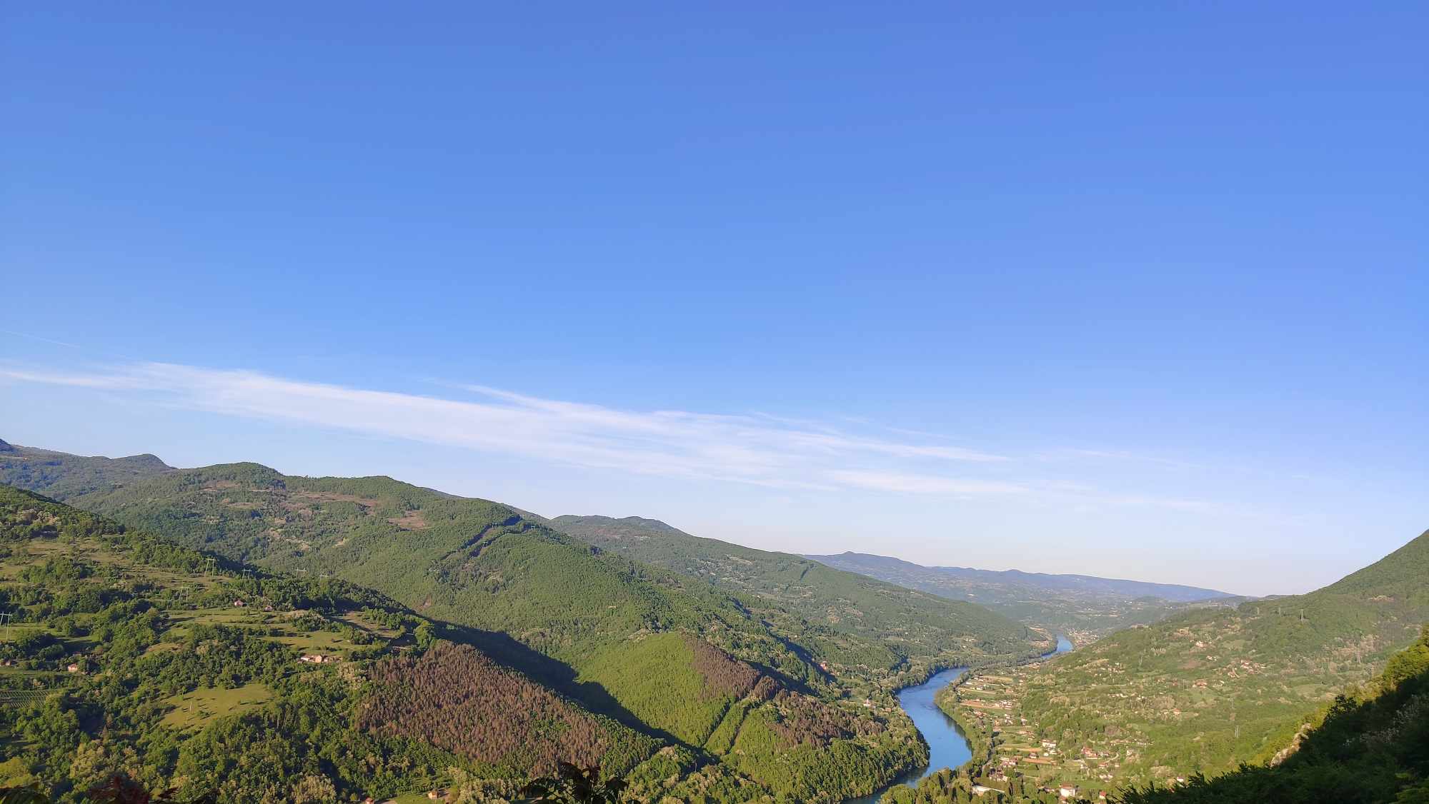 Kanyarog a Drina folyó