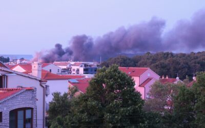 Hatalmas tűz egy horvát kikötőben, legalább huszonkét hajó kiégett