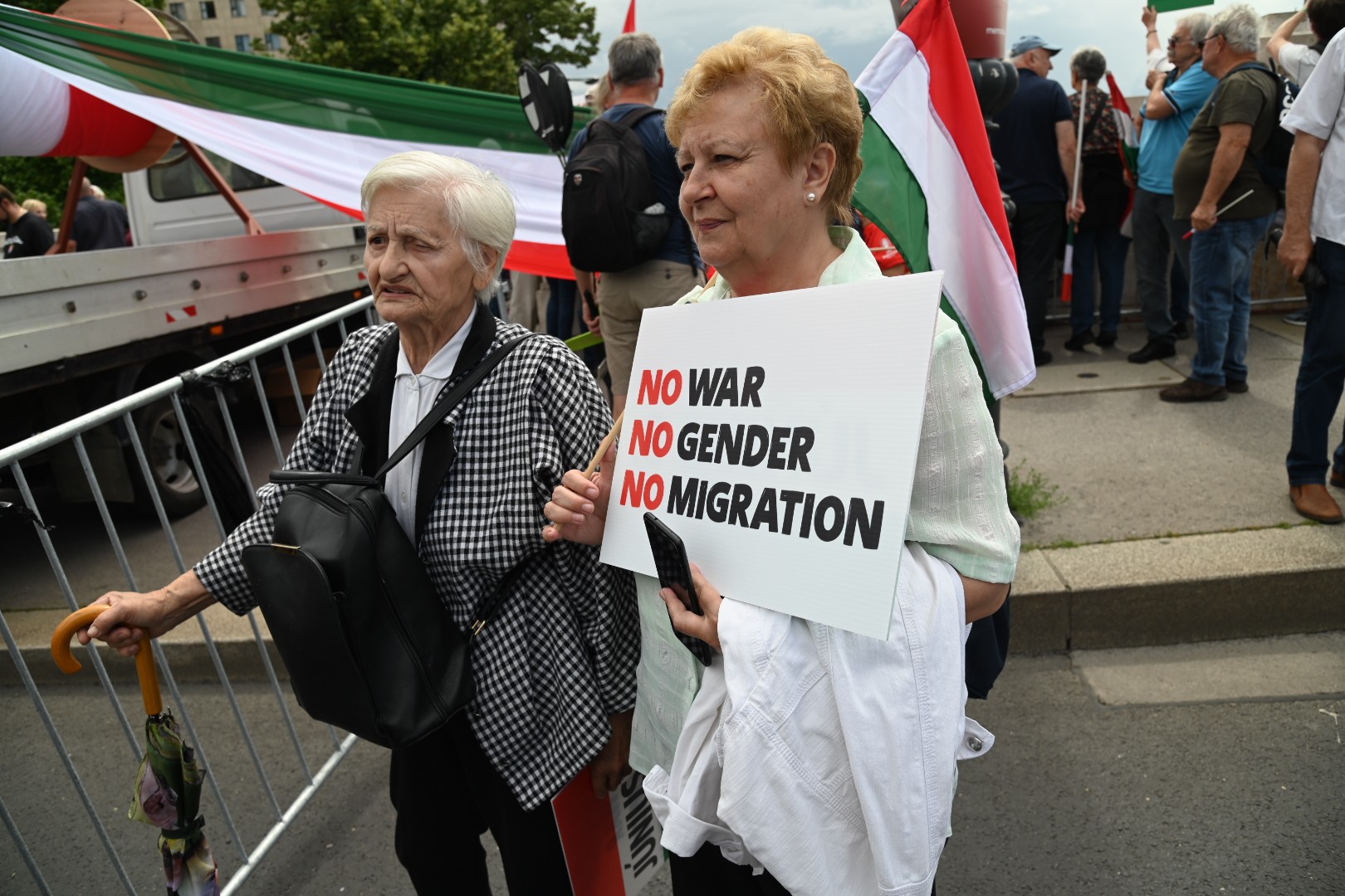 Két békemenetelő hölgy ideológiája. Békemenet, Budapest, 2024. június 1. (Fotó: Szappanos Veronika/SZMSZ)