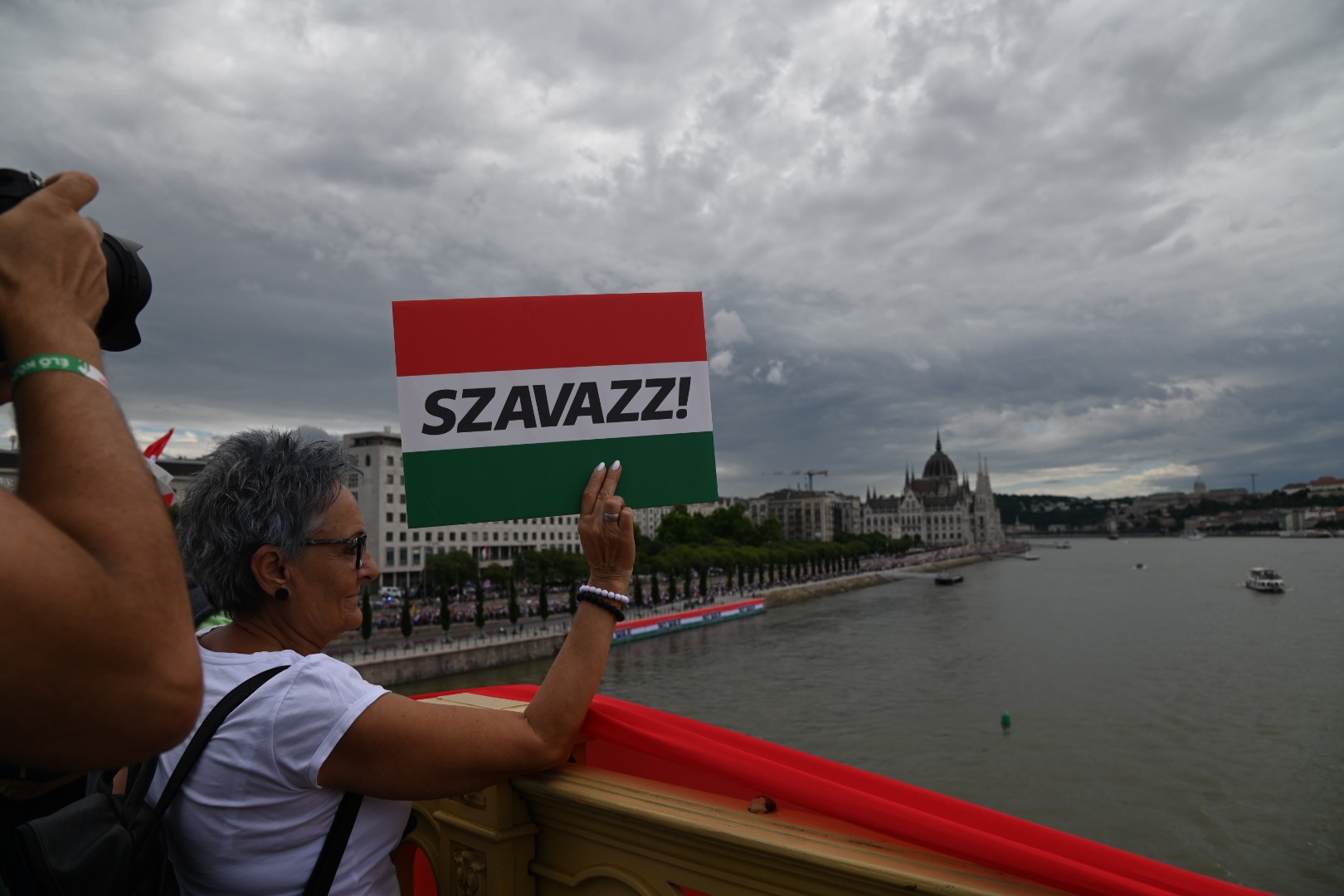 "Szavazz!" a Margit-hídról. Budapest, 2024. június 1. (Fotó: Szappanos Veronika/SZMSZ)